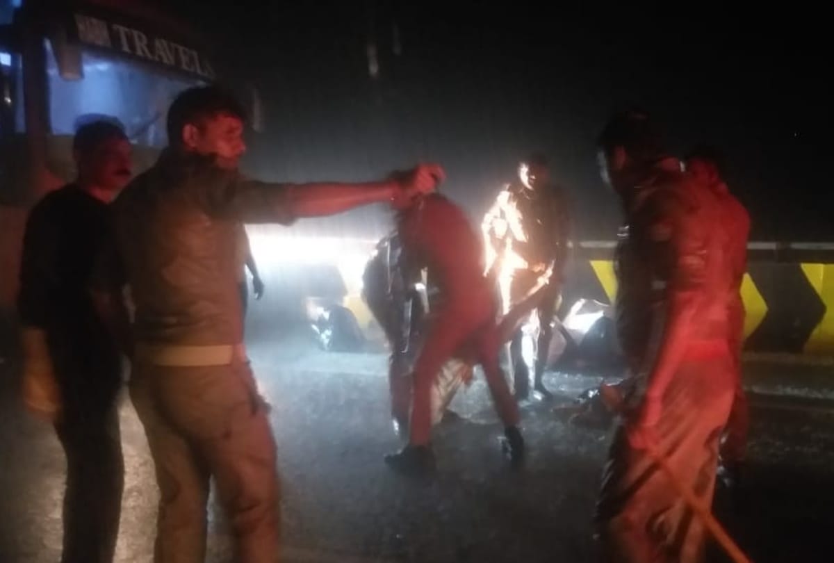 Barabanki accident more than 100 travelers were on board they accuse bus conductor of forcefully boarding in another bus