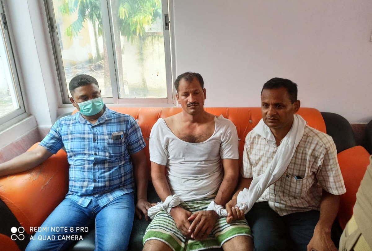 Eight policemen suspended and case registered against six for saving police officer who took bribe in Sant kabir nagar