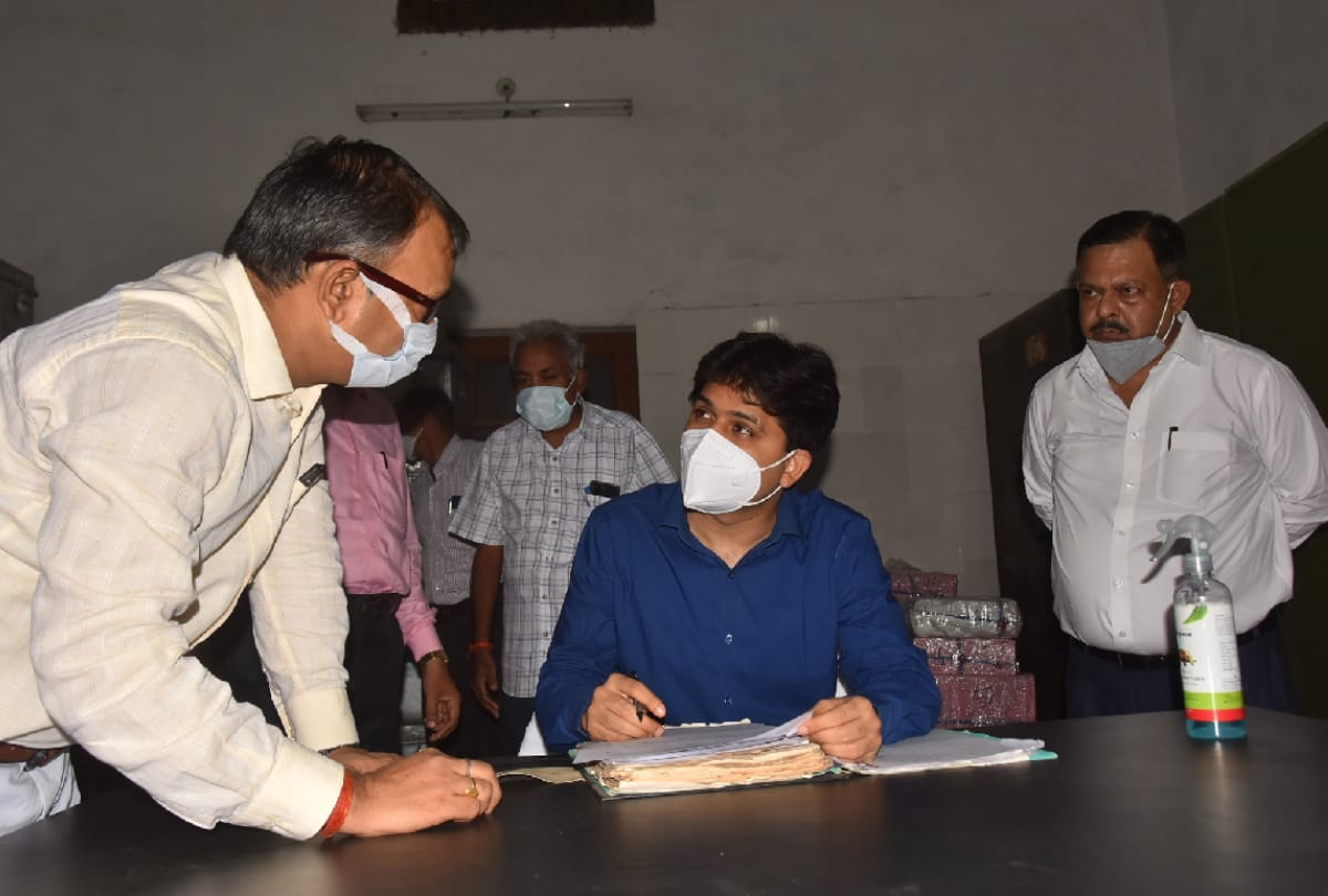 Gorakhpur new DM Vijay Kiran Anand took over