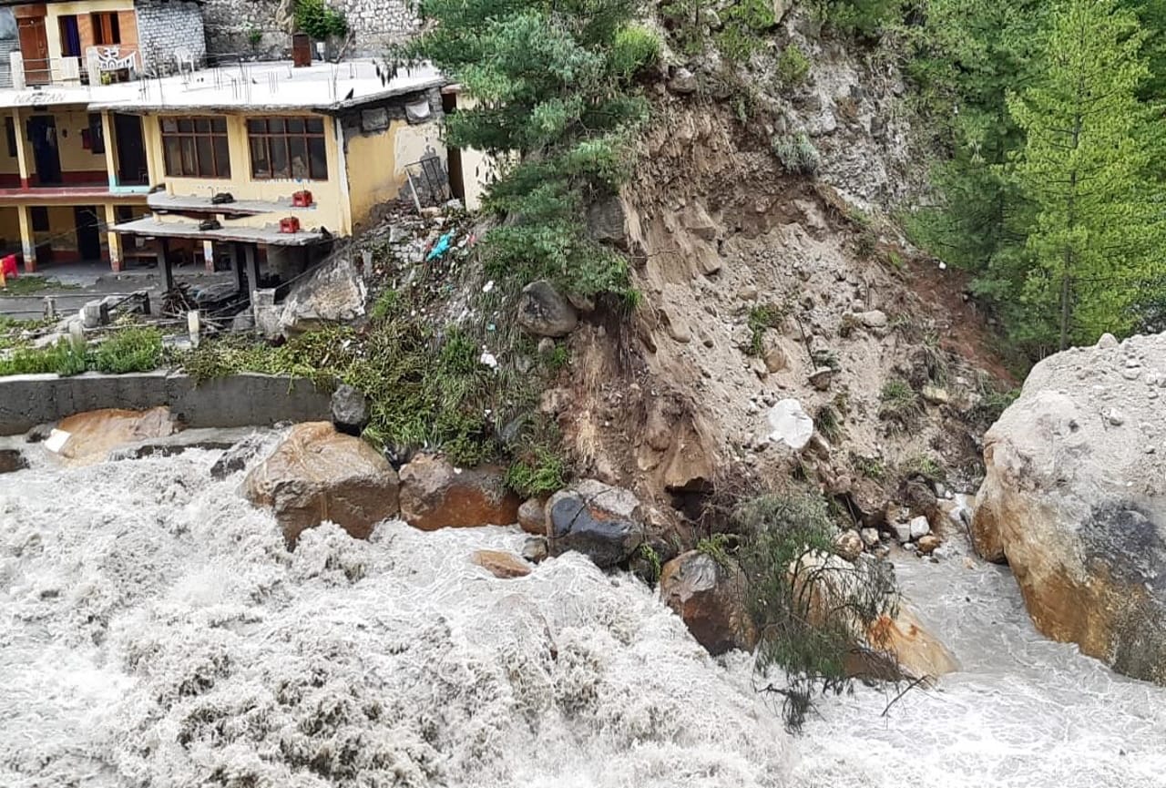 Uttarakhand Monsoon Update: rainfall form last night, huge flood in mussoorie campty fall