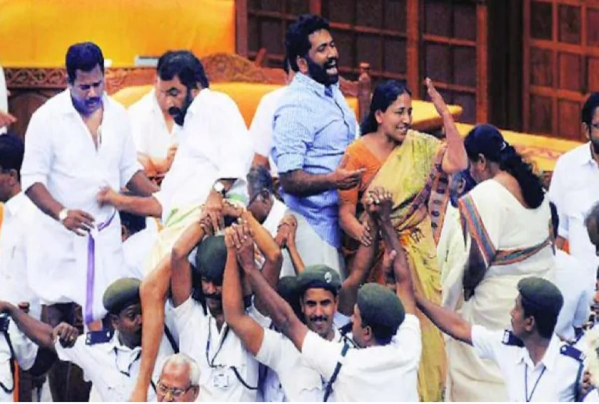 Supreme Court rejects plea of kerala govt over LDF leaders in 2015 Assembly rowdy case