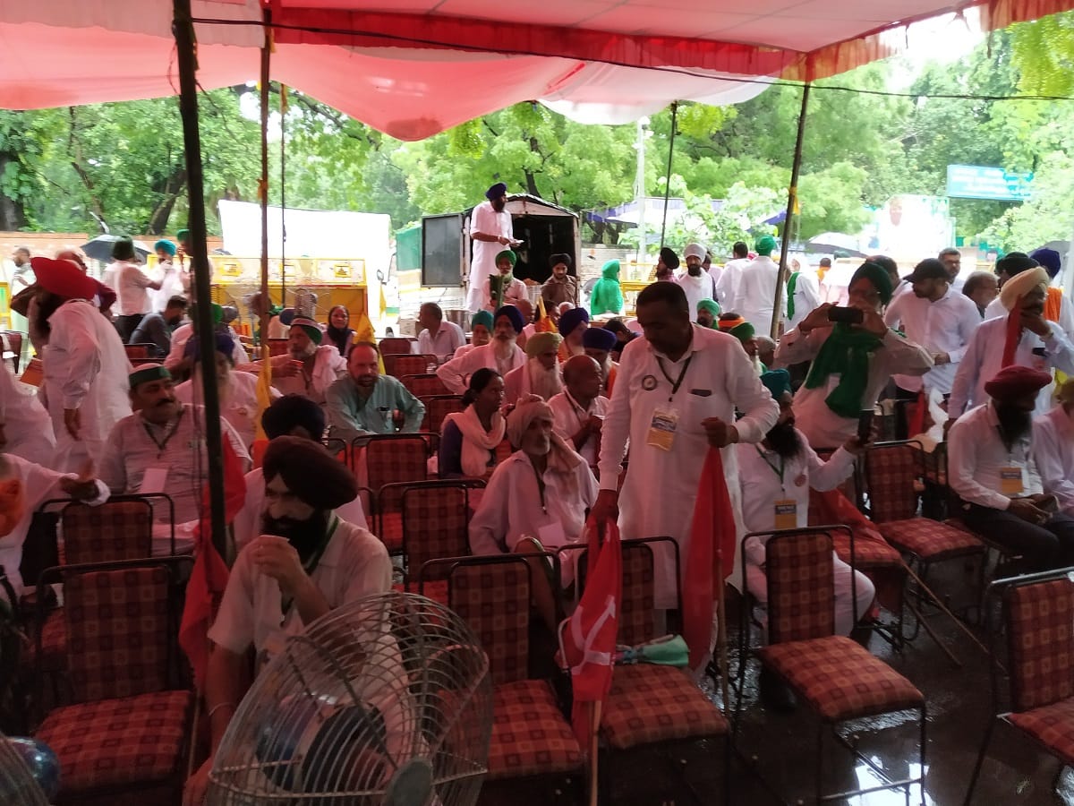on Wednesday, more than 100 farmers discussed the issue of contract farming in Kisan sansad