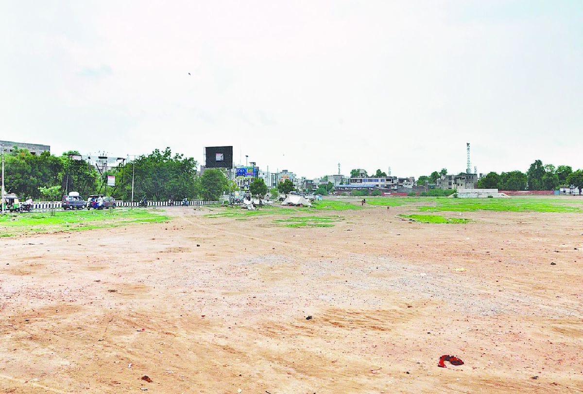 Kothi Meena Bazar Property Dm And Three Officers Notice