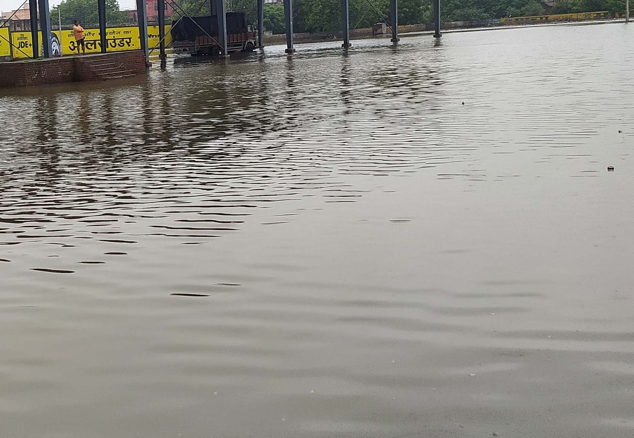Waterlogging in many places due to rain, it is difficult for people to leave