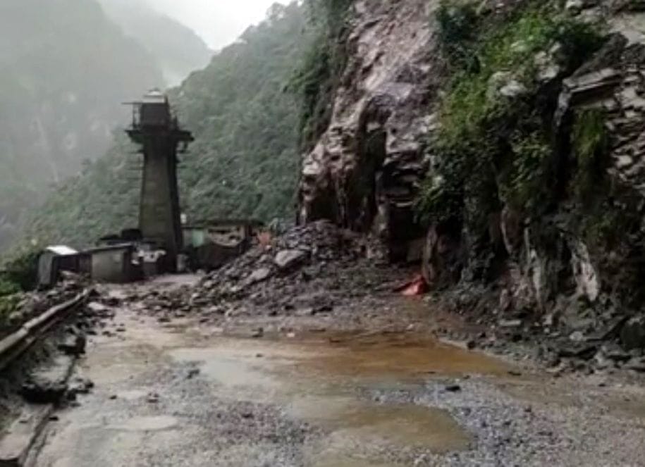 Traffic blocked in 40 roads including two NHs in Mandi