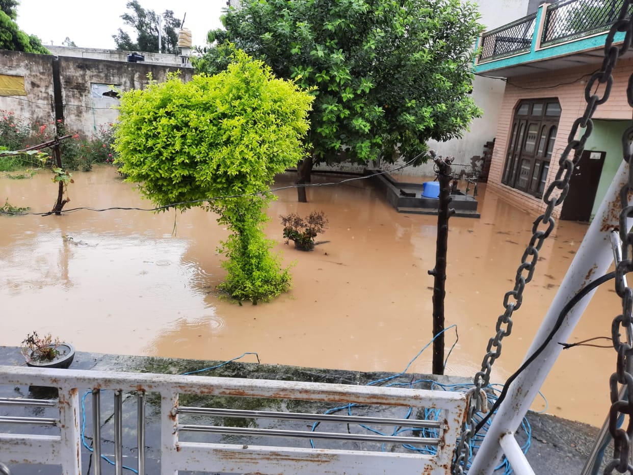 Una city submerged in rain, water filled in homes and offices