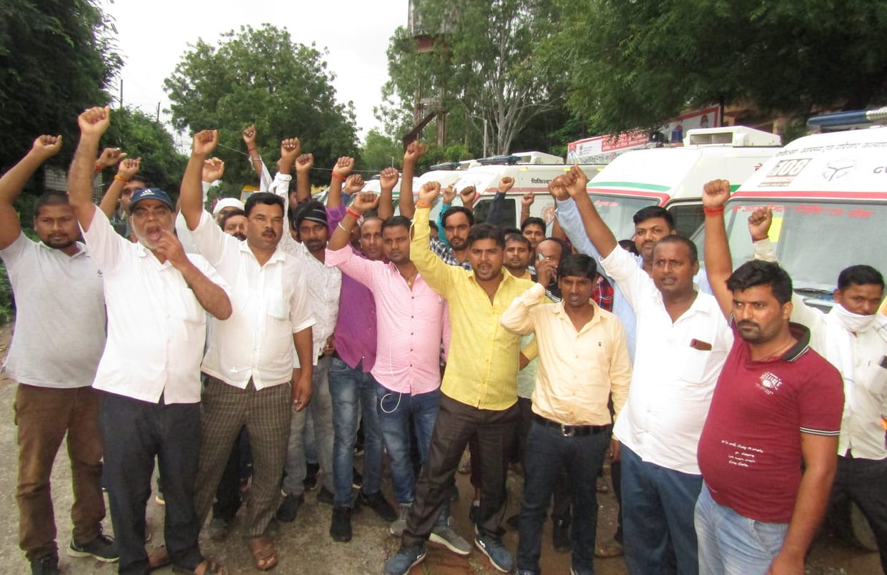If the demand is not accepted, then the ambulance workers will leave for Lucknow.