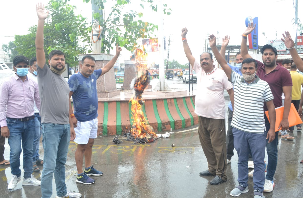 Councilors burnt the effigy of the mayor, the minister said - action will be taken