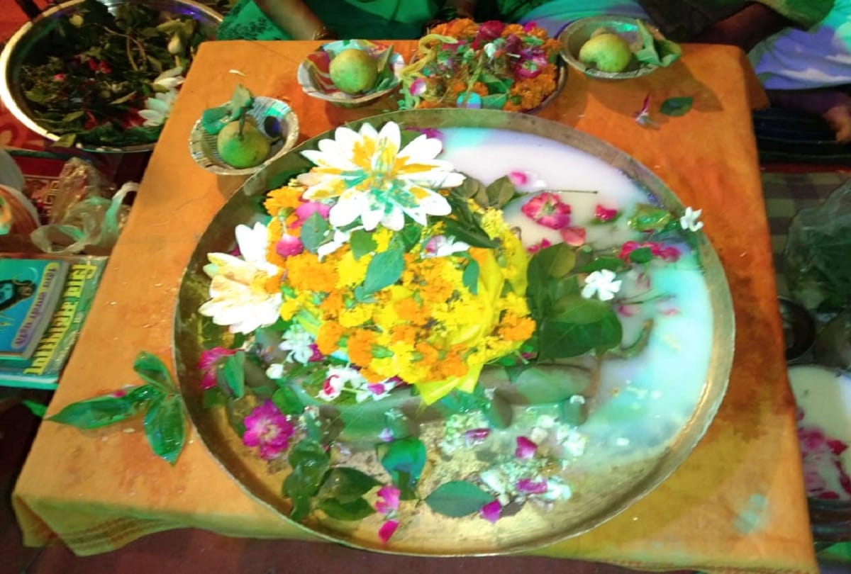 Sawan: Bholenath adorned with jasmine flowers, worshiped the mortal Shivling