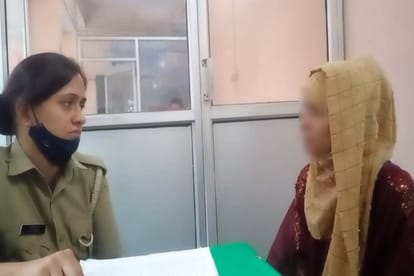 पुलिस को अपनी शिकायत सुनाती महिला