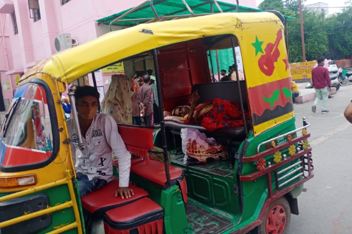 Ambulance Staff Strike UP: Patients Have Trouble During Strike Of Ambulance Employees in Meerut, See Photos