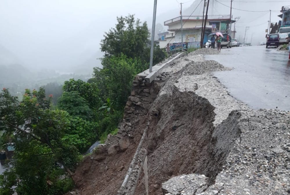 Uttarakhand Weather Update today: All weather Road 20 meter area collapse and badrinath highway closed photos