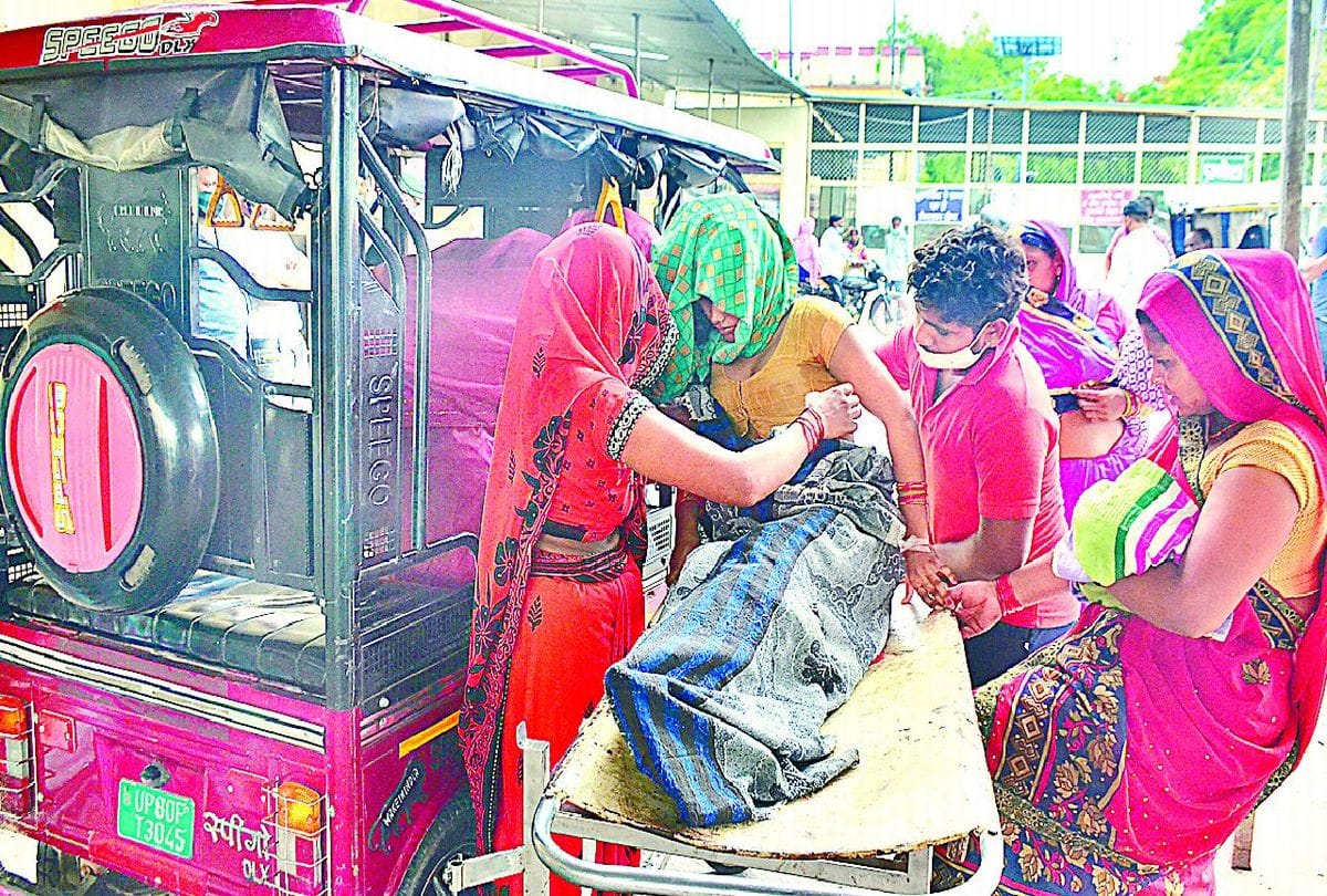 Up Health Workers Protests Ambulance Service Stoped