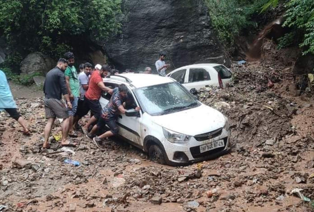 haeavy rain flash flood in himachal pradesh 7 people missing in lahaul mother and son swept away in parvati river in kullu many road closed due to landslide