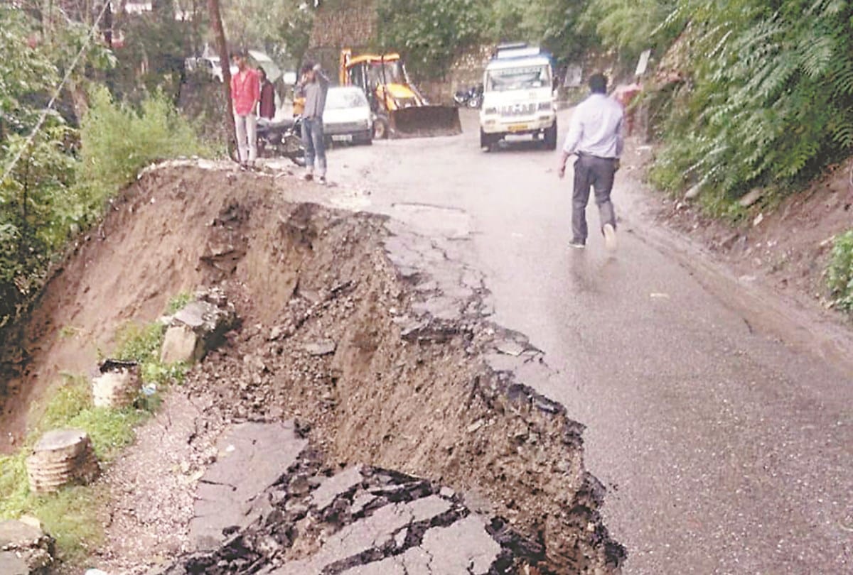 kullu himachal news: risk of  landslide people evacuated to nearby village