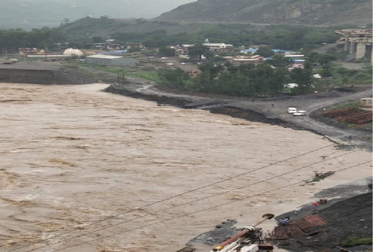 Jammu and Kashmir: People in panic due to road collapse between Gulabgarh-Massu, many people left the village