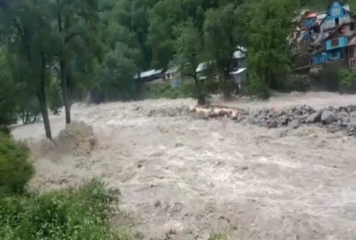 Jammu and Kashmir: Rain stopped rescue operation, special team sent to rescue 156 people trapped in Machail