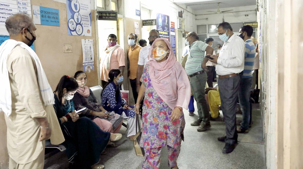 Corona rules broken in crowd for vaccine
