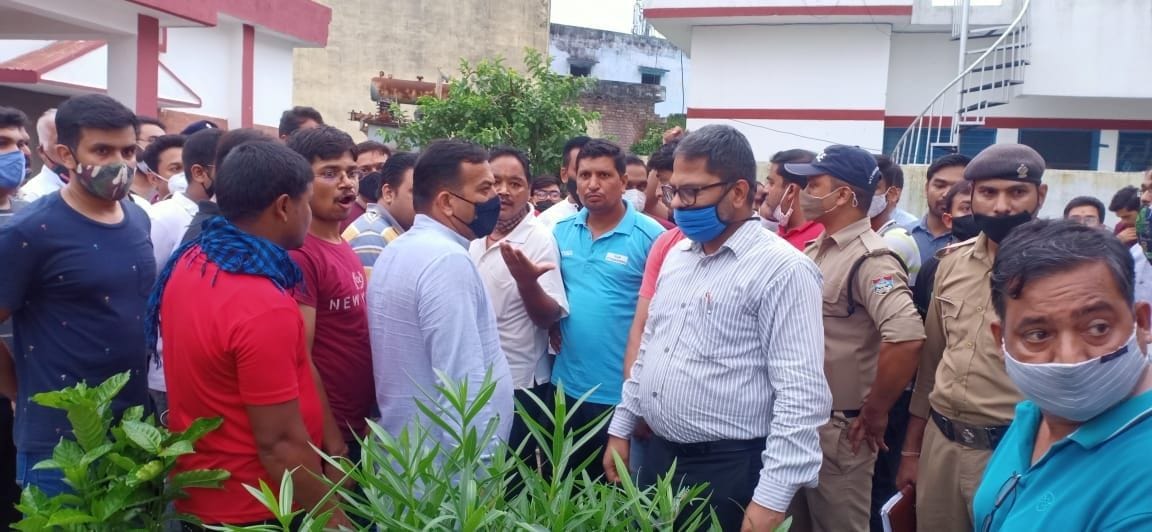 Traders upset due to no electricity