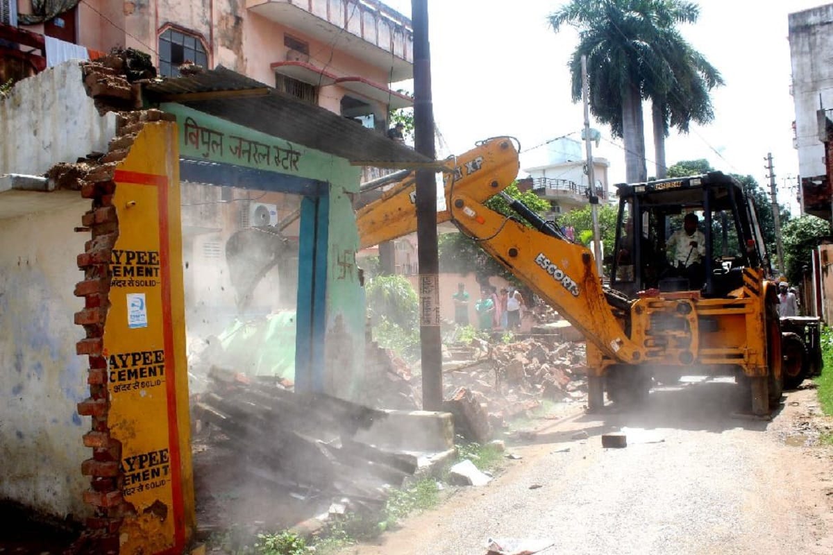 Varanasi Development Authority demolished 11 buildings built by encroachment in Asi river