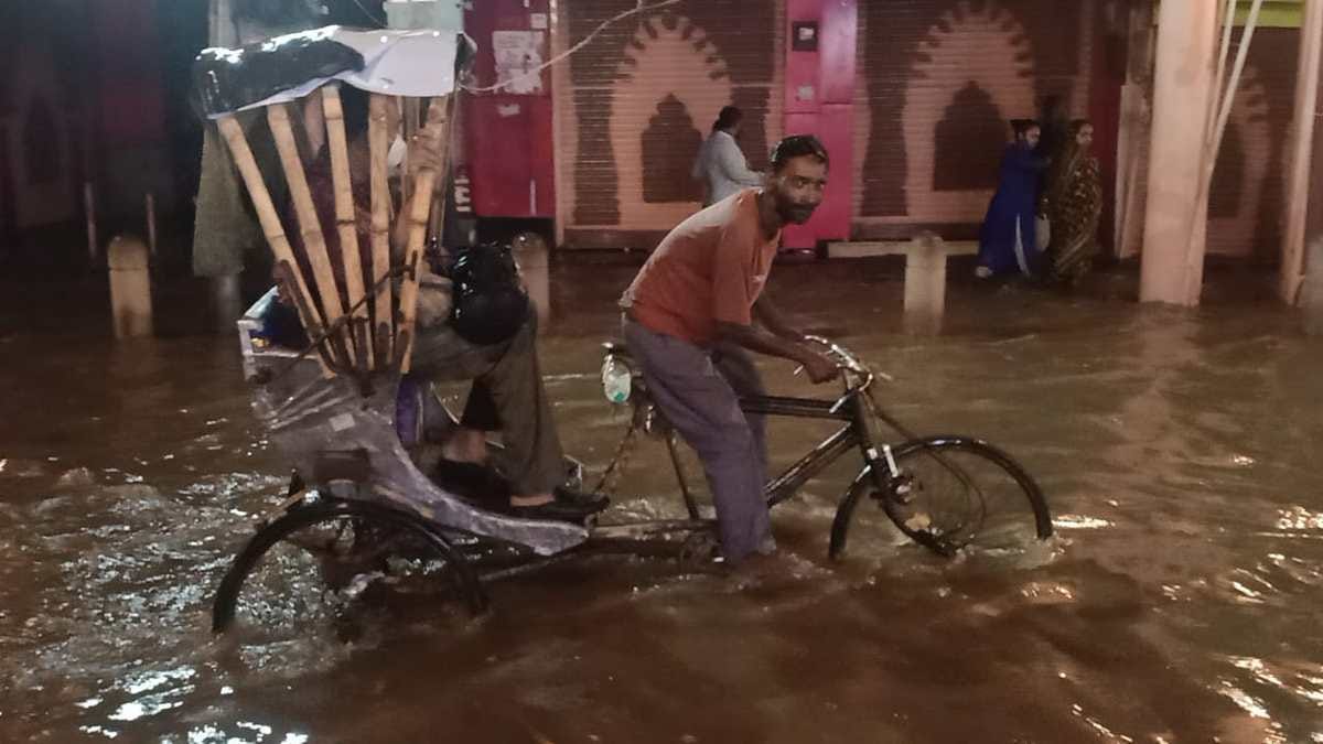 Waterlogging due to heavi rain in Varanasi: Water entered from shop to house roads submerged