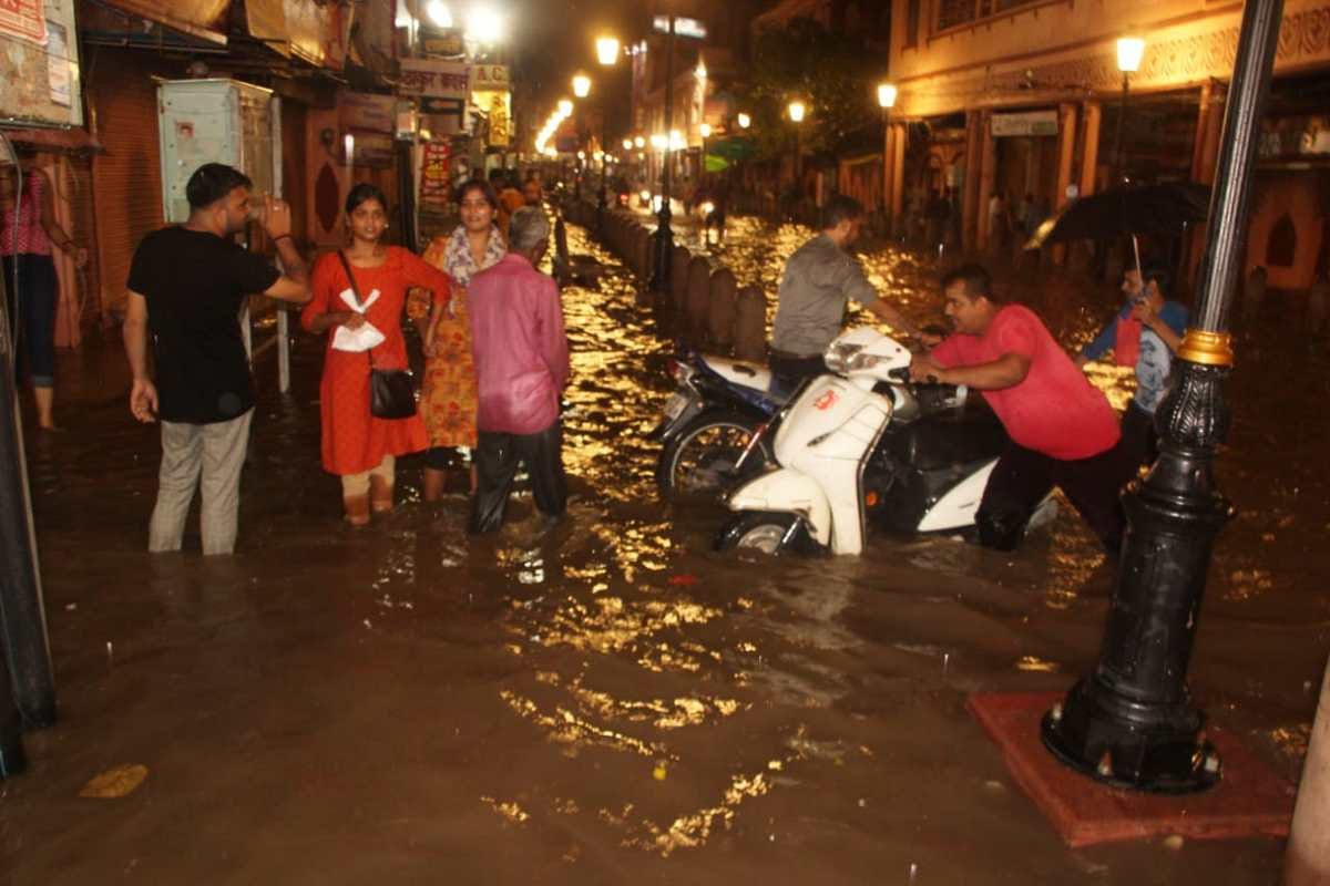 Waterlogging due to heavi rain in Varanasi: Water entered from shop to house roads submerged