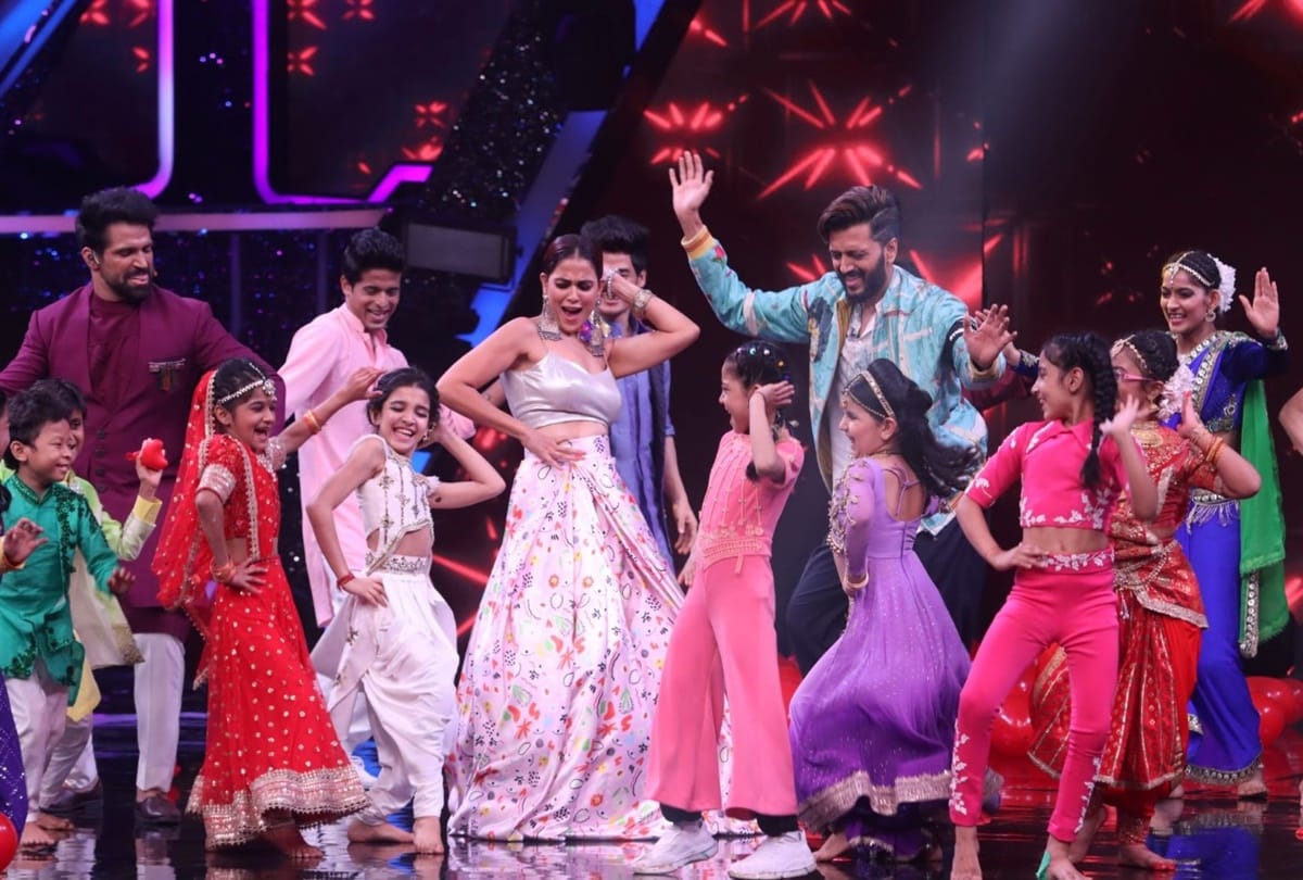Riteish deshmukh and genelia Dsouza replaced shilpa shetty in super dancer 4 as guest judge