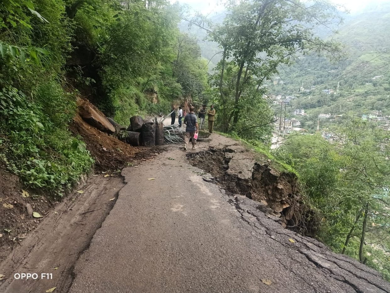 Rampur-Gaura link road closed due to landslide, traffic stalled