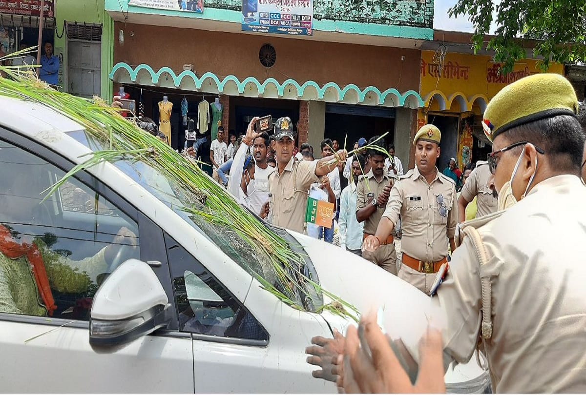 Samajwadu party workers protest plantation paddy at waterlogging road threw crop on bjp mla car in mau