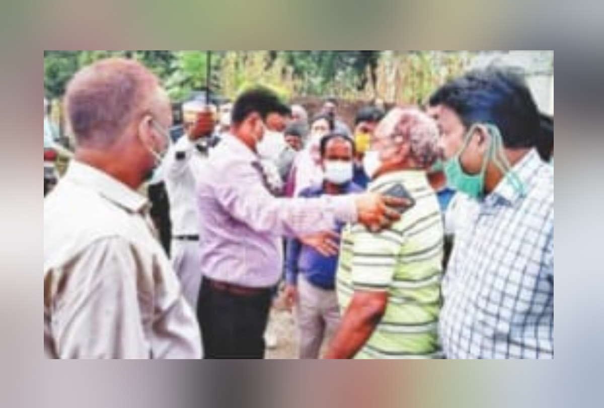Water Logging in Gorakhpur Rajan cried in front of Municipal Commissioner upset due to waterlogging