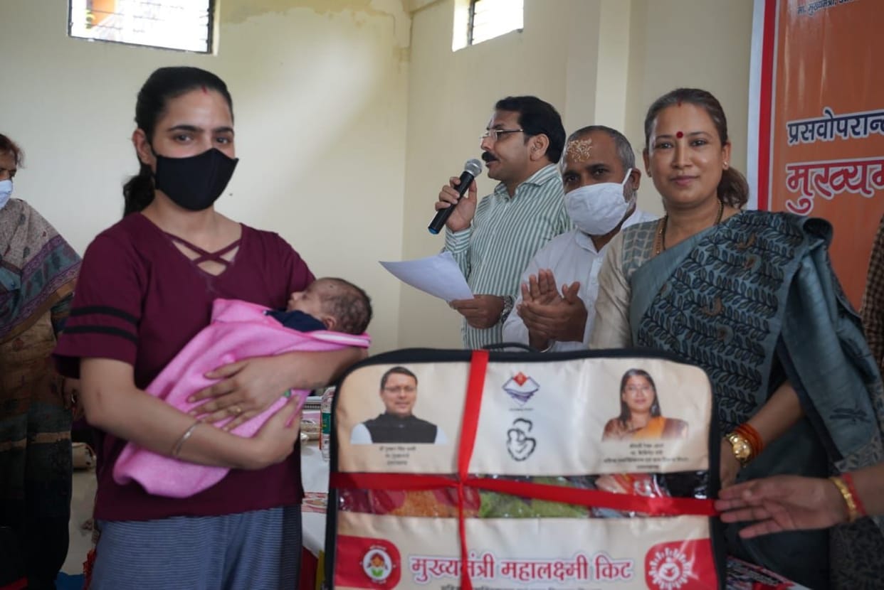 Cabinet minister distributed Mahalaxmi kit to 31 women
