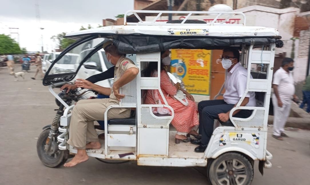 Mathura: Commissioner reached Bihariji's shelter with family, traveled by e-rickshaw