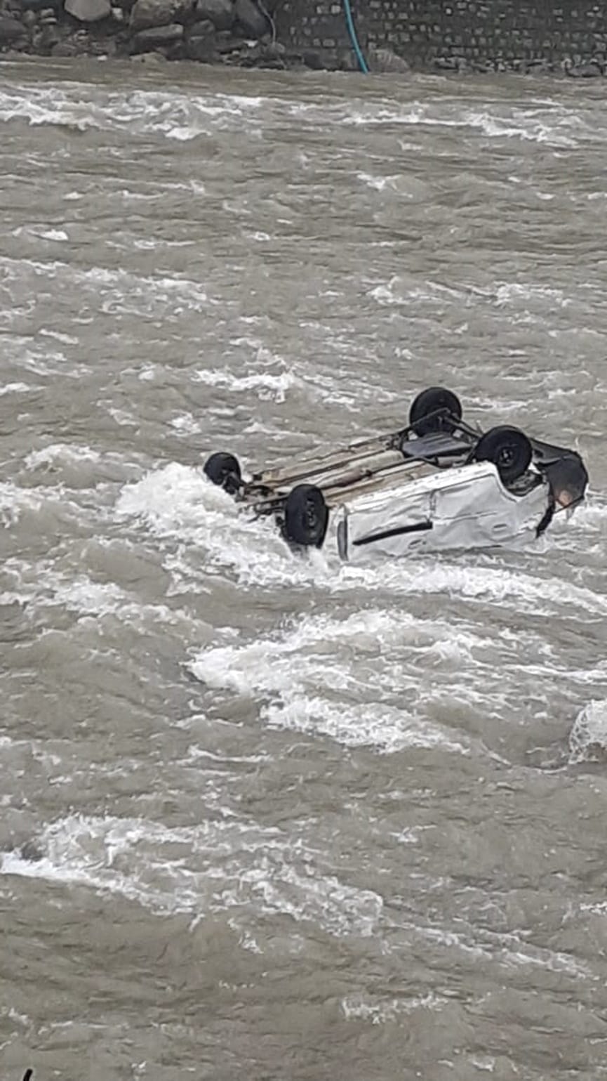 uttarakhand news: accident in rudraprayag, car fell into mandakini river
