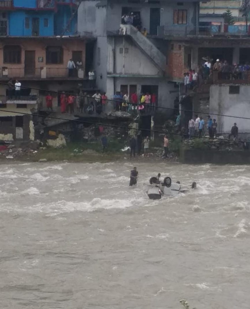 uttarakhand news: accident in rudraprayag, car fell into mandakini river, one died