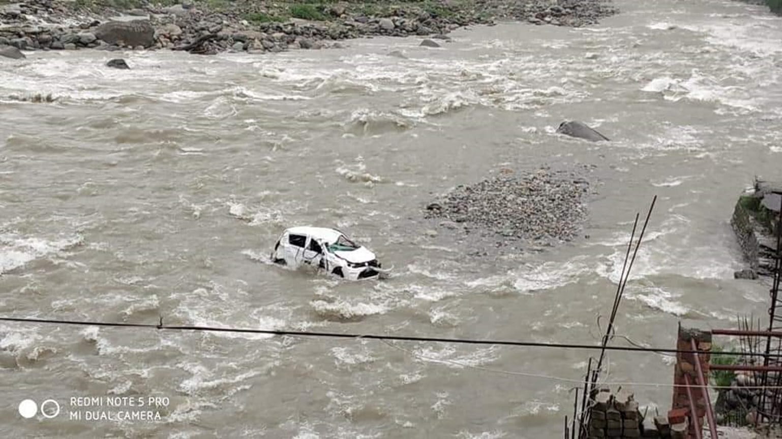 uttarakhand news: accident in rudraprayag, car fell into mandakini river, one died