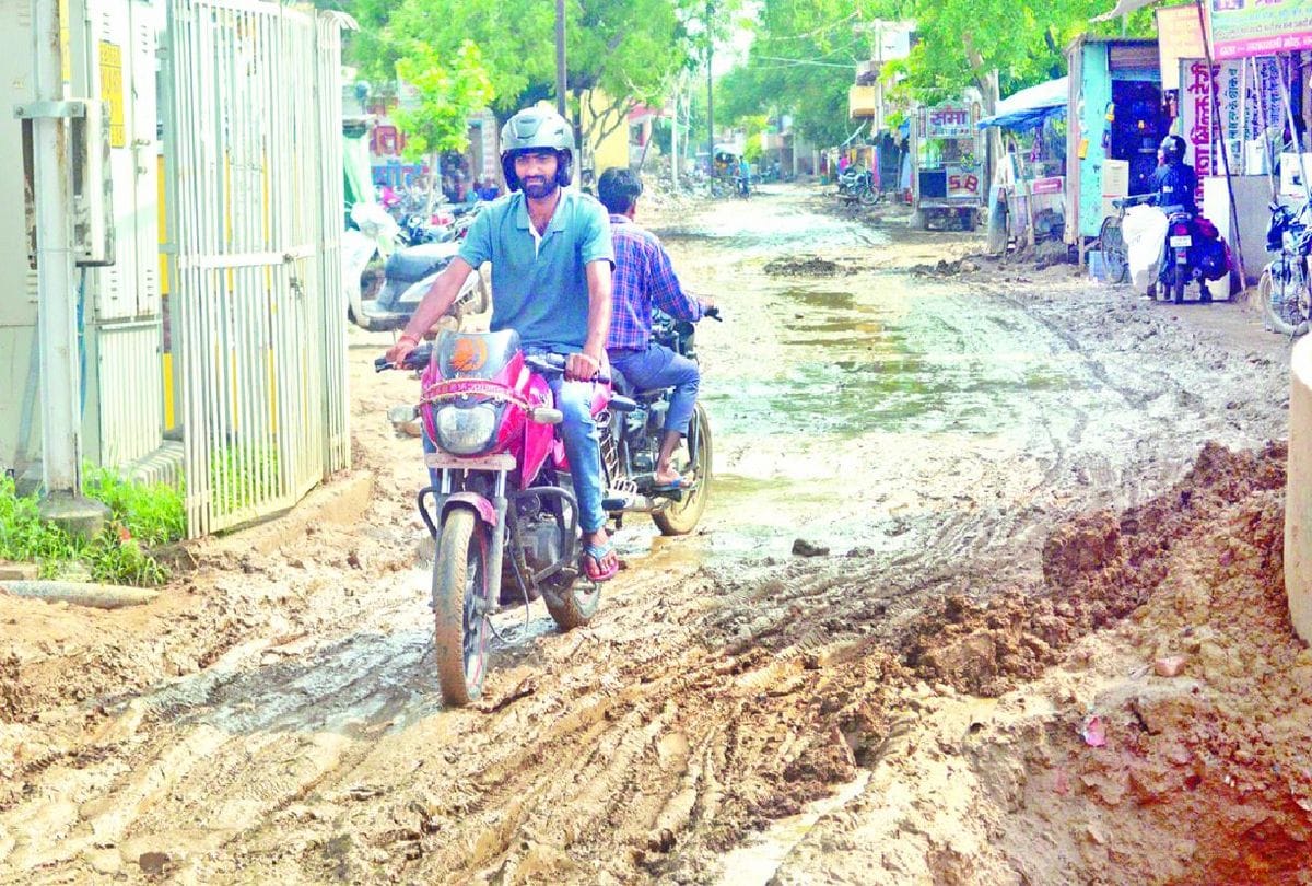agra dayalbagh road pit car fall in family safe