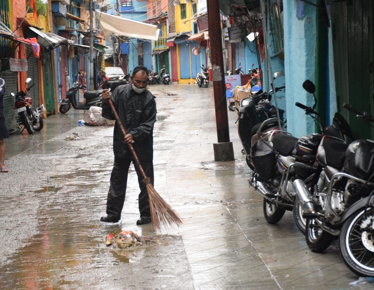 Environment friends cleaned the city after the strike ended