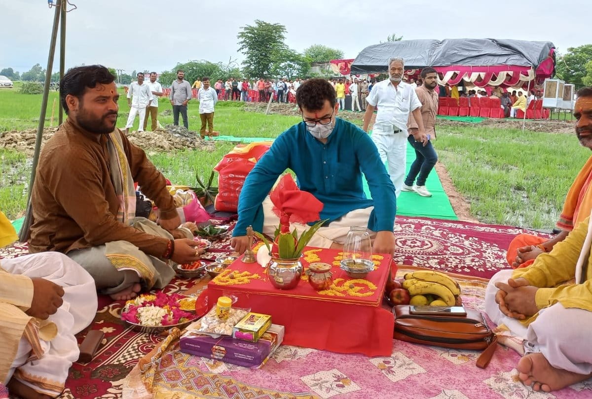 Smriti Irani son laid the foundation of her home in Amethi.