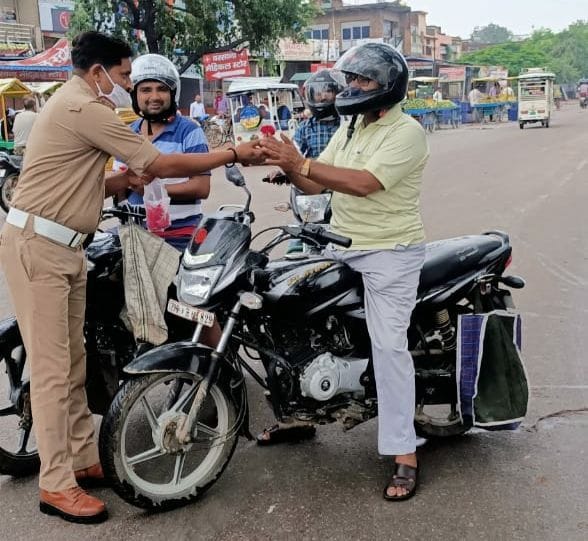 Do not give petrol to those who do not wear helmets