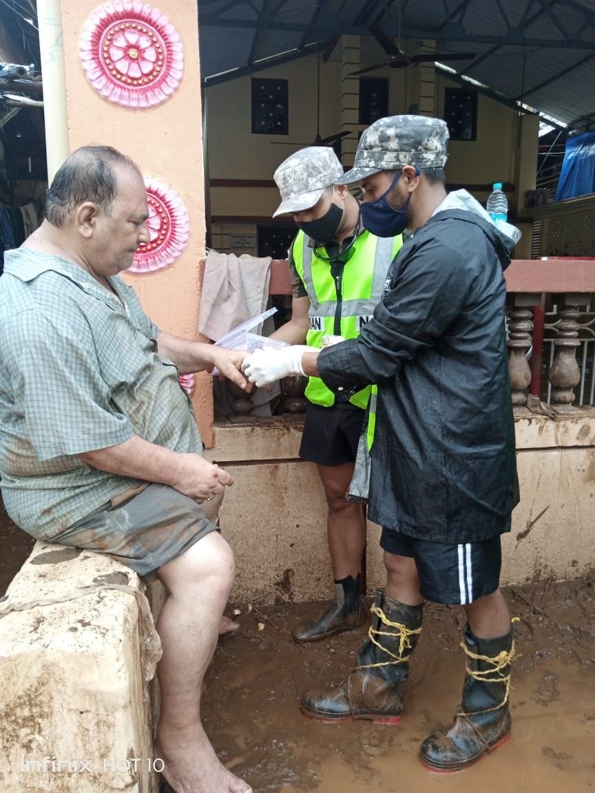 Mahesh Kumar help the flood victems