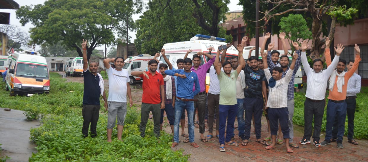 Hathras: Government ambulance workers' strike continues, demonstrated
