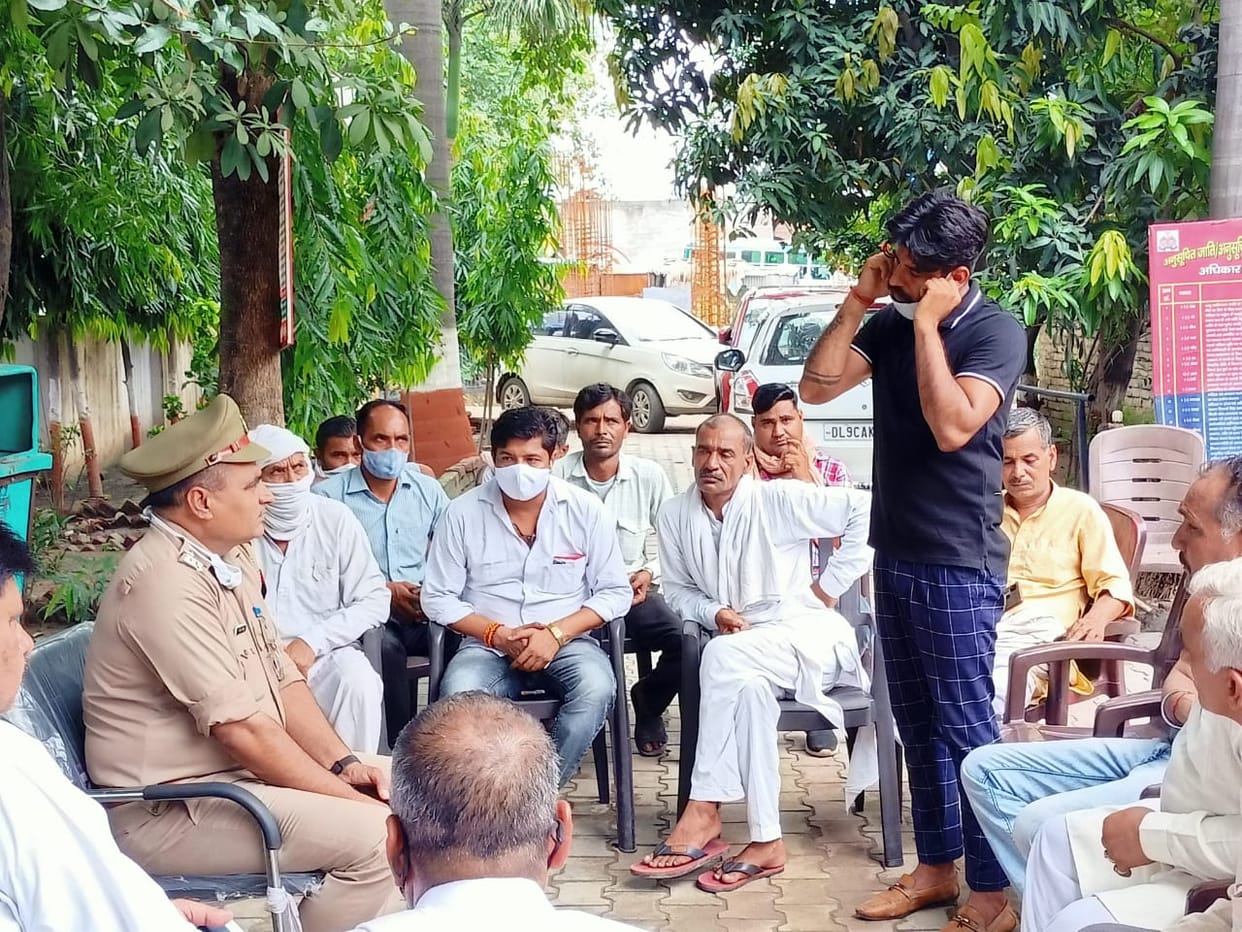 The drug smuggler reached the police station and abstained from the crime by holding his ear