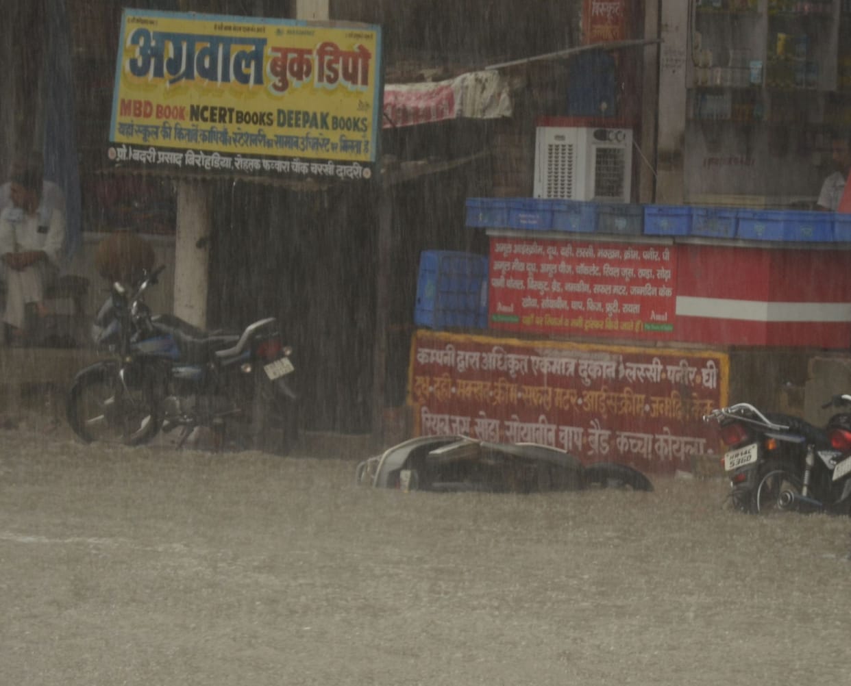 50 mm of rain in three and a half hours, knee-deep water in the city