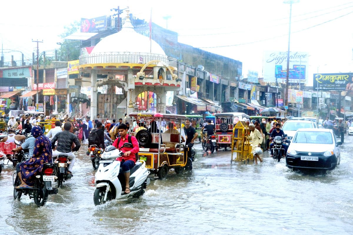 Clouds prevailed throughout the day in Muzaffarnagar, it rained in the evening