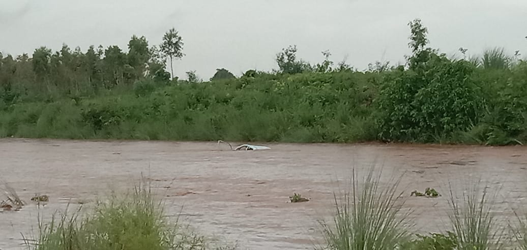 Flood in the Tangri river.. The car was saved, the driver was safe, the car had stopped in the river due to a breakdown, suddenly the river flowed fast.