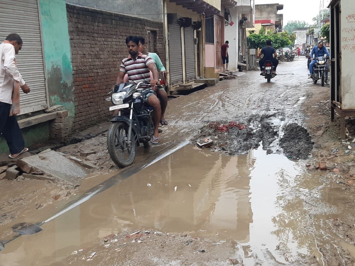 Mathura: Bad condition of roads after rain
