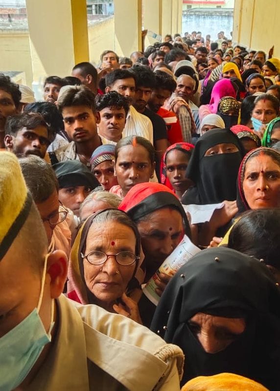 Crowd gathered to get anti-coronavirus vaccine, protocol broken