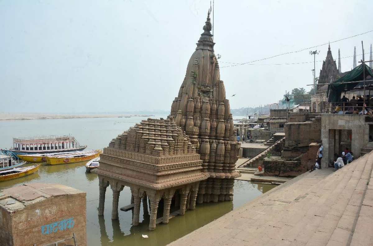 Maa Ganga performs Abhishek of Ratneshwar Mahadev in Sawan in varanasi