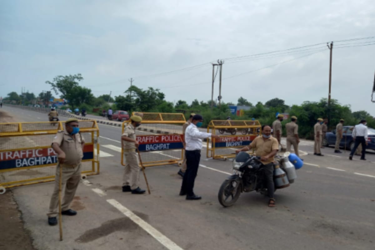 Baghpat : two constables suspended for illegally collecting money from vehicles coming from haryana