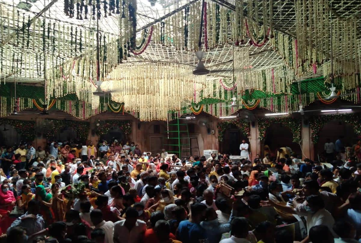 Huge Crowd Of Devotees Violate Of Covid Protocols In Banke Bihari Temple Vrindavan